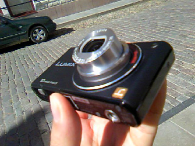 タリン旧市街・石畳に落として壊れたカメラ